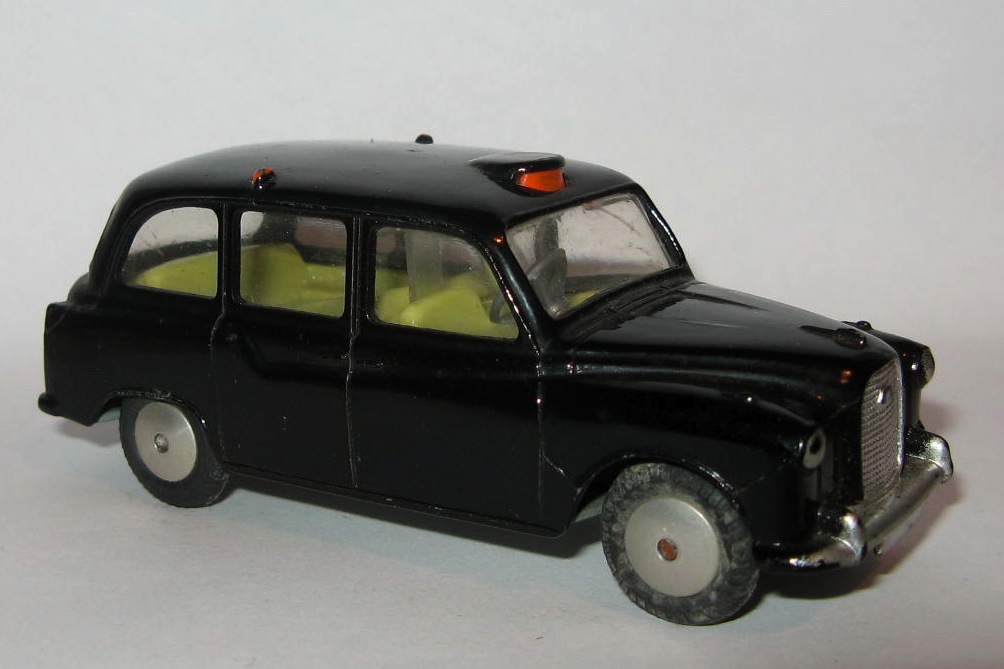 418 AUSTIN FX4 TAXI.jpg